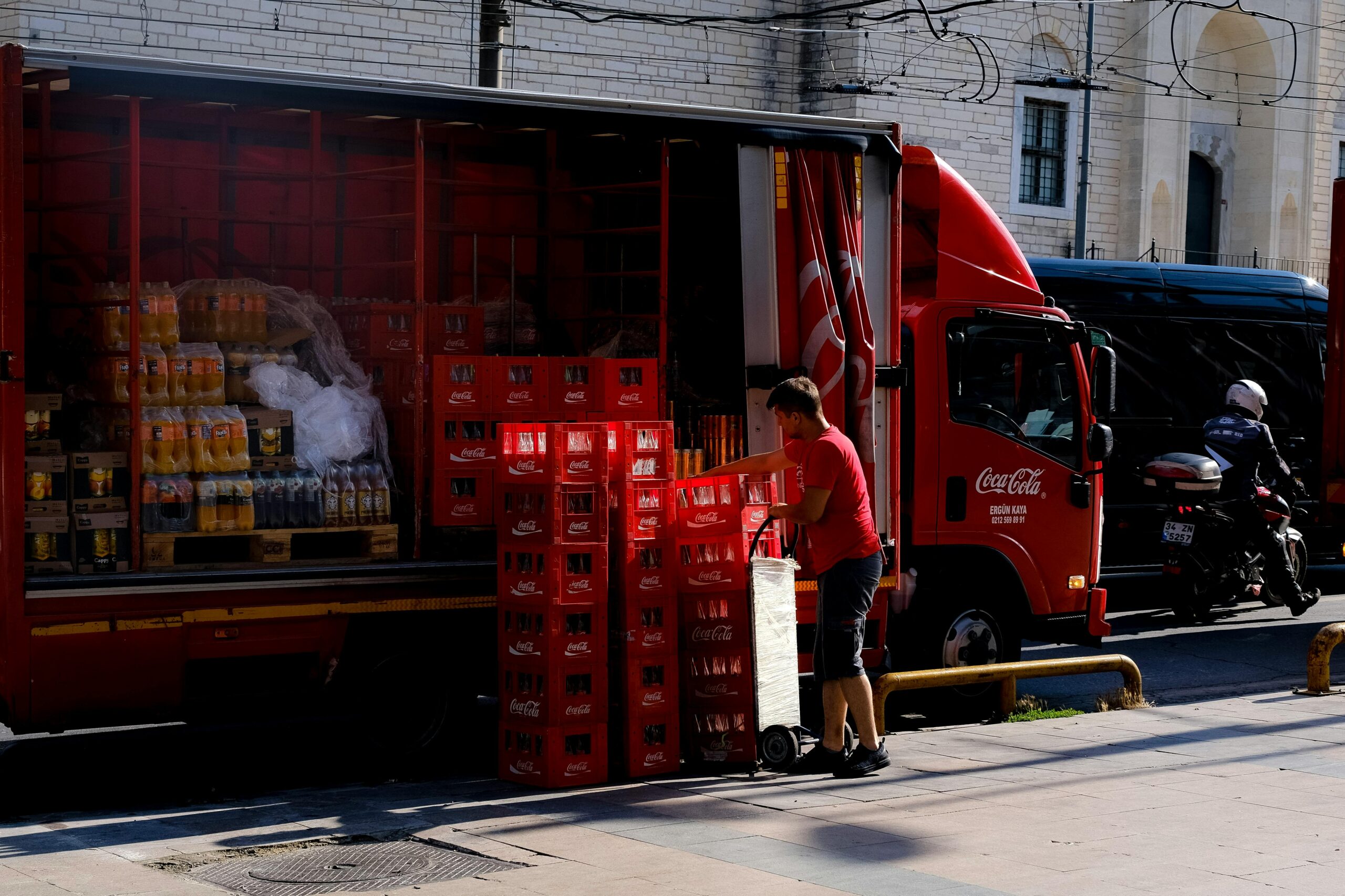 Pentawall y Coca-Cola: una alianza estratégica en el entretenimiento y la inversión inmobiliaria en España